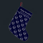 Calcetín Navideño Pequeño FELIZ HANUKKAH Dreidel Personalizado AZUL OSCURO<br><div class="desc">azul oscuro FELIZ HANUKKAH con un patrón DREIDEL gris plateado. El texto del marcador de posición es personalizable para que pueda agregar su nombre o cambiar el saludo. El mismo diseño está al revés. Una forma ideal de presentar tus pequeños regalos de Hanukkah. También es ideal para aquellos que quieran...</div>