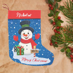 Calcetín Navideño Pequeño Feliz Navidad Feliz Snowman con nieve<br><div class="desc">Festividades Navidades de Snowman Stocking Bring the Magic of a winter wonderland to your home con este adorable Navidad: Con un alegre muñeco de nieve rodeado de regalos, un telón de fondo nevado y "Feliz Navidad" al fondo, es la manera perfecta de celebrar la temporada. Personalice con el nombre del...</div>