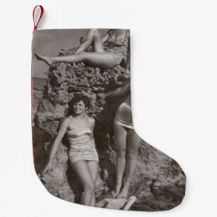 CALCETÍN NAVIDEÑO PEQUEÑO FOTO DE GRAYSCALE DE TRES MUJERES PARADAS Y SITTIN