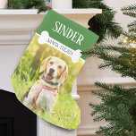 Calcetín Navideño Pequeño Foto de perro divertido personalizada<br><div class="desc">A tu perro le encantarán estos Navidades divertidos que se hacen personalizados sólo para él. El caldo presenta a sus mascotas personalizar el nombre con un hueso de perro blanco que sobrepone las palabras "Santa trata". Agradable, festivo y con mucho espacio para las golosinas. ... . un Navidad de existencias...</div>