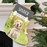 Calcetín Navideño Pequeño Foto de perro divertido personalizada<br><div class="desc">A tu perro le encantarán estos Navidades divertidos que se hacen personalizados sólo para él. El caldo presenta a sus mascotas personalizar el nombre con un hueso de perro blanco que sobrepone las palabras "Santa trata". Agradable, festivo y con mucho espacio para las golosinas. ... . un Navidad de existencias...</div>