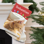 Calcetín Navideño Pequeño Foto del nombre del gato del personalizado<br><div class="desc">A tu gato le encantará este divertido Navidad que se abastece de forma personalizada sólo para ellos. La media de mascotas personaliza el nombre con las palabras "Santa Traes" con la decoración de las luces Navidades. Agradable, festivo y con mucho espacio para los gatos. ... . un Navidad de existencias...</div>