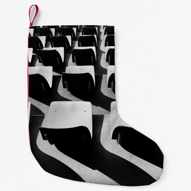Calcetín Navideño Pequeño Fotografía en escala de grises de sillas sin gente (Anverso)