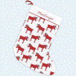 Calcetín Navideño Pequeño Funny Moose Custom Name<br><div class="desc">Merry Kiss Moose divertido diseño de patrones de vacaciones de Navidades rojos y blancos con un majestuoso alce o alce con un montón de mistletoe atado a su antler,  con la esperanza de un beso descarado. Perfecto para los amantes de los animales. Cambie el nombre a personalizar.</div>