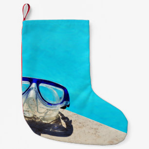 Calcetín Navideño Pequeño Gafas de natación con marcos azules cerca de la pi