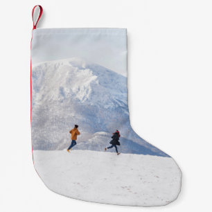 Calcetín Navideño Pequeño Gente divirtiéndose y corriendo en las montañas 
