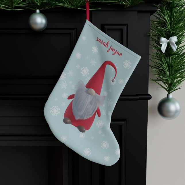 Calcetín Navideño Pequeño Gnome Snowflake Personalizado Verde azulado (A cute Christmas gnome dressed in red, with a white fluffy beard and a Santa hat on his head)