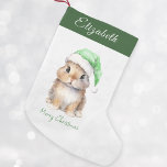 Calcetín Navideño Pequeño Gorra Bunny in Green Santas Personalizado<br><div class="desc">Navidades personalizados Santa Bunny Stocking, perfecto para sus pequeños en esta temporada de vacaciones. Este adorable almacén cuenta con un lindo conejito vestido con un gorra verde de Santa cubierto de nieve. El almacenamiento puede ser personalizado con el nombre de su hijo. Colóquelo en su mantel o en el dormitorio...</div>