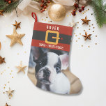 Calcetín Navideño Pequeño Graciosa foto de perro y nombre de Santa Claus per<br><div class="desc">A tu perro le encantará este divertido Navidad que se abastece de forma personalizada solo para él. Añada el nombre de su perro al cinturón rojo y negro de Santa y una foto debajo. Agradable, festivo y con mucho espacio para las golosinas. ... . un navidad de existencias que será...</div>