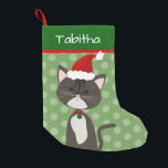 Calcetín Navideño Pequeño Gray Tabby Santa Kitty<br><div class="desc">Crea una media personalizada para tu gato o amante de los gatos. Este diseño consiste en un bonito gato personalizado de tabby gris y colores Navidades con la capacidad de personalizar a sus necesidades. Diseño original de Night Owl's Menagerie,  2020.</div>