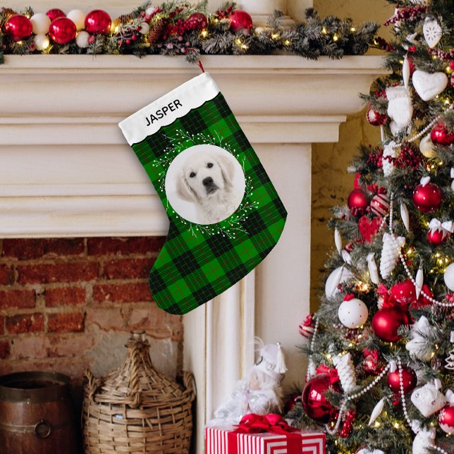 Calcetín Navideño Pequeño Green Red Tartan Plaid Winter Wreath Pet Dog Photo (Green and red tartan plaid customizable photo and name Christmas stocking in situ)