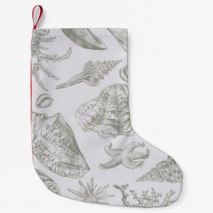 Calcetín Navideño Pequeño Gris suave de salvia con caparazón de concha esboz