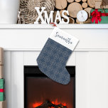 Calcetín Navideño Pequeño Guión de caligrafía simple Navío Plata Snowflakes<br><div class="desc">Este diseño presenta un elegante y elegante estilo elegante Navidades de escritura caligráfica con un patrón de copos de nieve azul marino y plateado, una casa de campo rústica caprichosa, minimalista minimalista clásico clásico, un elegante estilo rústico vintage, diseño de vacaciones anticuado, decoración de vacaciones para Navidades de invierno, nombre...</div>