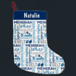 Calcetín Navideño Pequeño Hanukkah Chanukah Palabra Arte Nombre Personalizad<br><div class="desc">Este diseño de feriados de Hanukkah presenta la palabra artística temática de Hanukkah. Personalice con su nombre editando el texto en los cuadros de texto proporcionados. #hanukkah #chanukah #festivales #jewish #medias #hanukkahinteriorismo #decoración #hogar #decoración doméstica</div>
