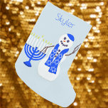 Calcetín Navideño Pequeño Hanukkah Snowman Chrismukkah Para Los Niños Añade<br><div class="desc">Personalizado para Chrismukkah y Hanukkah, este sinfín de snowman es personalizado sólo para ti. La menorah de las vacaciones azules oscuras y las velas blancas coinciden con el pañuelo Star Of David del hombre de nieve y el lindo yarmulke. Personalice esta reserva de Chanukah para un niño especial... y también...</div>