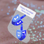 Calcetín Navideño Pequeño Hanukkah Sueña Con Niños Divertidos Azules Chrismu<br><div class="desc">El arte gráfico audaz y los colores azules puros en un fondo plateado hacen que este Hanukkah sea elegante y divertido para los niños de todas las edades, incluido el abuelo. Por supuesto que no hay medias de Hanukkah, pero para las familias interreligiosas que mezclan vacaciones, ¡hay Chrismukkah! Este minimalista...</div>