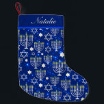 Calcetín Navideño Pequeño Happy Hanukkah Modern Menorah Nombre Personalizado<br><div class="desc">Este diseño de vacaciones de Hanukkah presenta un brillante fondo azul con menorah y estrella de David overlay. Personalice su nombre editando el texto en los cuadros de texto proporcionados. #hanukkah #chanukah #festivales #festivales #moderno #azul #menorah #starofdavid #jewish #elegante #moda #patrón #personalizado #personalizado #personalizado #addyourown #gifts #medias #hanukkahsettings #decoración #hogar...</div>