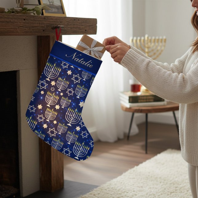 Calcetín Navideño Pequeño Happy Hanukkah Modern Menorah Nombre Personalizado (Subido por el creador)