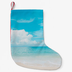 Calcetín Navideño Pequeño Hermosa playa tropical con cielo azul y c blanco