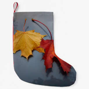 CALCETÍN NAVIDEÑO PEQUEÑO HOJAS DE MAPLA ROJA Y AMARILLA