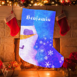 Calcetín Navideño Pequeño Hombre de nieve azul lindo con niños con copos de<br><div class="desc">Hombre de nieve azul mágico y dulce con medias para niños de copos de nieve. Snowman y copos de nieve blancos sobre un hermoso fondo azul y rosa. Personalice estas medias mágicas con nombre. El caldo se ve mágico y a los niños les encantará.</div>