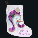 Calcetín Navideño Pequeño Hombre de nieve con Navidades Gorras haciendo olas<br><div class="desc">Navidades Reservas con Feliz Hombre de Nieve en Beanie Rosa Morado Gorra de Invierno Diversión Navidades Pintar Navidades de colección - o Elegir / Añadir Su Texto Único / Nombre / Color - Hacer Su Regalo Especial - Redimensionar y mover o eliminar / agregar elementos - imagen / texto con...</div>