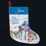 Calcetín Navideño Pequeño Hombre de nieve | Dejar que la nieve sea personali<br><div class="desc">Un adorable Navidad de gambas saludará a la familia y amigos con un pintoresco muñeco de nieve y su perro en un amigo de traje de Santa mientras disfrutan de una nevada. Personalice esto con un nombre,  antes de colocarlo en su carrito de la compra.</div>