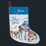 Calcetín Navideño Pequeño Hombre de nieve | Dejar que la nieve sea personali<br><div class="desc">Un adorable Navidad de gambas saludará a la familia y amigos con un pintoresco muñeco de nieve y su perro en un amigo de traje de Santa mientras disfrutan de una nevada. Personalice esto con un nombre,  antes de colocarlo en su carrito de la compra.</div>