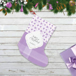 Calcetín Navideño Pequeño Juguetes de navidad morados de lavanda y tartán<br><div class="desc">Patrón vintage de Navidad con juguetes púrpura de madera. Personalizar con tu título y nombre.</div>
