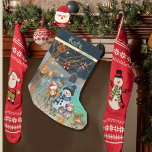Calcetín Navideño Pequeño Kate ama a los Navidades Blue<br><div class="desc">Este caldo de leña es perfecto para todo aquel que ame a los Navidades, con su ilustracion cortado. El caldo está adornado con un árbol dorado con adornos colgantes, copos de nieve y un muñeco de nieve muy bien hecho, una niña, un niño, un perro pequeño y una ardilla. Todos...</div>