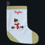 Calcetín Navideño Pequeño Levantamiento de peso Rayas de oro de Snowman<br><div class="desc">Un lindo muñeco de nieve con sus accesorios de invierno en forma levantando pesas. ¡Genial para esos chicos y chicas duros! Añadir el nombre que desee. Las franjas doradas acentúan este diseño.</div>