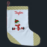 Calcetín Navideño Pequeño Levantamiento de peso Rayas de oro de Snowman<br><div class="desc">Un lindo muñeco de nieve con sus accesorios de invierno en forma levantando pesas. ¡Genial para esos chicos y chicas duros! Añadir el nombre que desee. Las franjas doradas acentúan este diseño.</div>