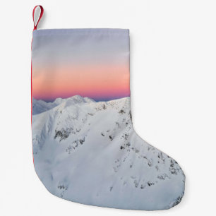 CALCETÍN NAVIDEÑO PEQUEÑO MÁXIMO DE MONTAÑA CUBIERTO CON NIEVE