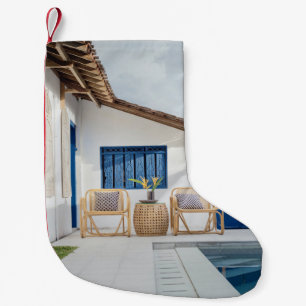 Calcetín Navideño Pequeño Mesas de mimbre y dos sillas cerca de la piscina