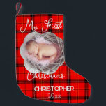 Calcetín Navideño Pequeño Mi primer bebé lindo de vintage navideño<br><div class="desc">Mi Primera Vintage De Navidad Cute Bebés Pequeños Navidades Se Estallan. Diseño de patrones escoceses rojos con foto personalizado,  nombre y año.</div>