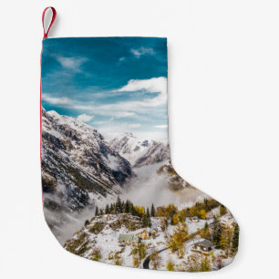 CALCETÍN NAVIDEÑO PEQUEÑO MONTAÑA CUBIERTA DE NIEVE DURANTE EL DÍA