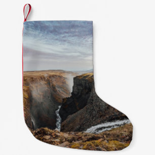 CALCETÍN NAVIDEÑO PEQUEÑO MONTAÑA ROCKY MARRÓN Y GRIS BAJO NUBES GRIS