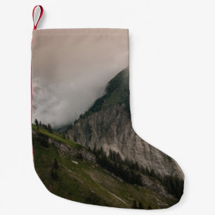 CALCETÍN NAVIDEÑO PEQUEÑO MONTAÑA VERDE Y GRIS BAJO NUBES BLANCOS