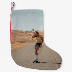 Calcetín Navideño Pequeño Mujer con camisa blanca corriendo por la carretera