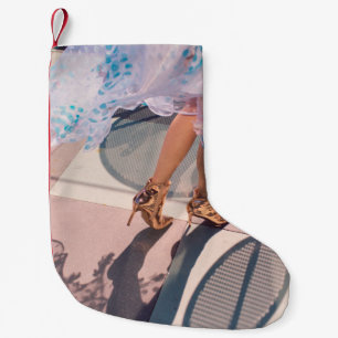 Calcetín Navideño Pequeño Mujer con falda blanca rosa y verde floral y herma