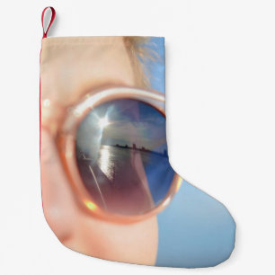 Calcetín Navideño Pequeño Mujer con gafas de sol enmarcadas marrones