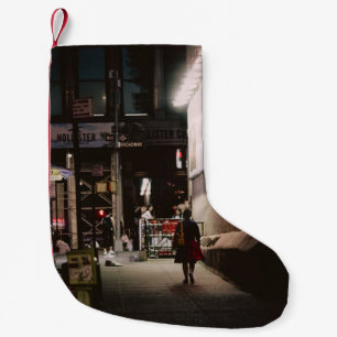 CALCETÍN NAVIDEÑO PEQUEÑO MUJER DE VESTIDO NEGRO Y ROJO CAMINANDO AL LADO DE