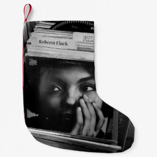 CALCETÍN NAVIDEÑO PEQUEÑO MUJER EN CAMISETA NEGRA FRENTE A LOS LIBROS