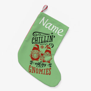 Calcetín Navideño Pequeño Navidades alzando a Chillin con mi Gnomies Gnome