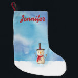 Calcetín Navideño Pequeño Navidades burdos y personalizados haciendo olas de<br><div class="desc">Un Navidad personalizado que se abastece con un ilustracion de muñecas de nieve. Lleva puesto un gorra negro de estocador, sujeta una clásica tubería de mazorca de maíz, y lleva una bufanda roja. Parado en la fría nieve blanca sonriendo y saludando. El fondo está compuesto por un cielo acuarela con...</div>