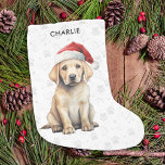 Calcetín Navideño Pequeño Navidades de amantes de los perros personalizados<br><div class="desc">Si eres un amante del labrador amarillo recuperador, entonces esta temporada de vacaciones, definitivamente querrás echar un vistazo a nuestra colección festiva de tarjetas y regalos. Con un adorable laboratorio amarillo con un sombrero Santa, nuestras tarjetas seguramente pondrán una sonrisa en la cara de cualquiera que las reciba. Nuestros ornamentos...</div>