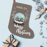 Calcetín Navideño Pequeño Navidades de Foliage de Glass Snowball Winter Vill<br><div class="desc">Navidades De La Foliage De La Aldea De Invierno De Vidrio De Bola De Nieve Pequeños Navidades Alzando Las Fiestas. Casas de cuento de hadas en invierno con nieve y hermosos copos de nieve. Plantas de escalada marrones. Un deseo de Feliz Navidad en un guión de moda. ¡Agrega tu nombre....</div>