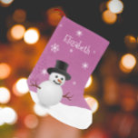 Calcetín Navideño Pequeño Navidades de invierno de Snowman rosado reaccionan<br><div class="desc">Añada un toque caprichoso a su manto esta temporada navideña con un Navidad de invierno rosado personalizado. El diseño de Stocking design presenta a un feliz muñeco de nieve en una escena invernal con fondo rosa adornado con copos de nieve a color. También hay artículos de regalo y de vacaciones...</div>