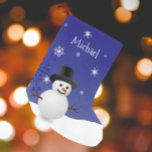 Calcetín Navideño Pequeño Navidades de la escena de invierno de Snowman azul<br><div class="desc">Añada un toque caprichoso a su manto esta temporada navideña con un Navidad personalizado de la escena de invierno Blue Snowman. El diseño de Stocking design presenta a un feliz muñeco de nieve en una escena invernal contra un fondo azul real adornado con copos de nieve a color. También hay...</div>