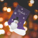 Calcetín Navideño Pequeño Navidades de la escena invernal Purple Snowman se<br><div class="desc">Añada un toque caprichoso a su manto esta temporada navideña con un Navidad de la escena invernal Purple Snowman. El diseño de Stocking design presenta a un feliz muñeco de nieve en una escena invernal con fondo morado adornado con copos de nieve a color. También hay artículos de regalo y...</div>